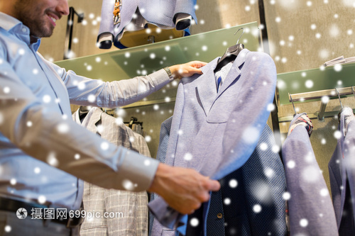 销售,购物,时尚,风格人的接近男人选择夹克服装店雪
